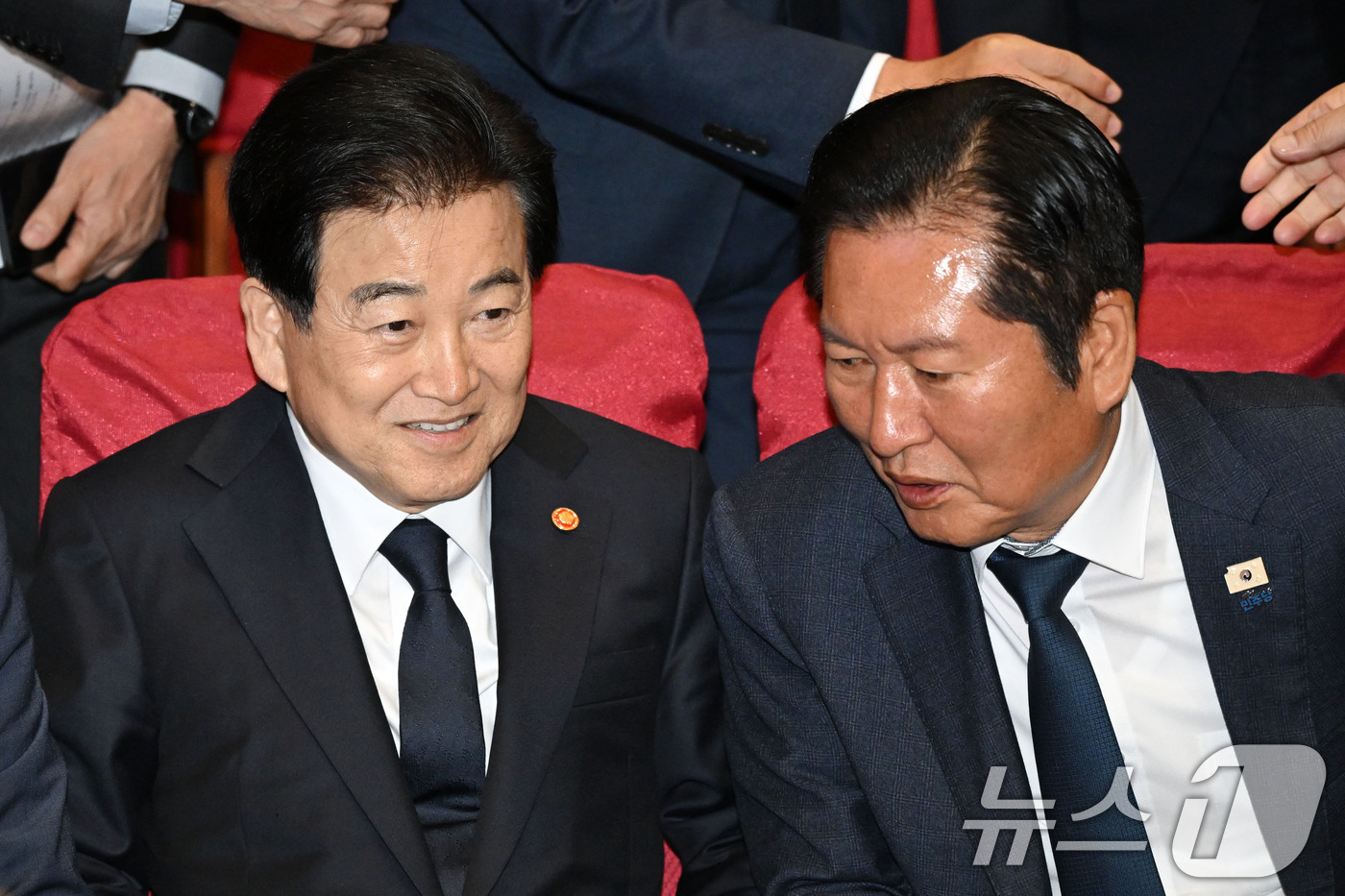 (서울=뉴스1) 김도우 기자 = 정동영 통일부 장관(왼쪽)과 정청래 더불어민주당 대표가 27일 오후 서울 여의도 국회 의원회관에서 열린 4.27 판문점 선언 8주년 기념식에 참석해 …