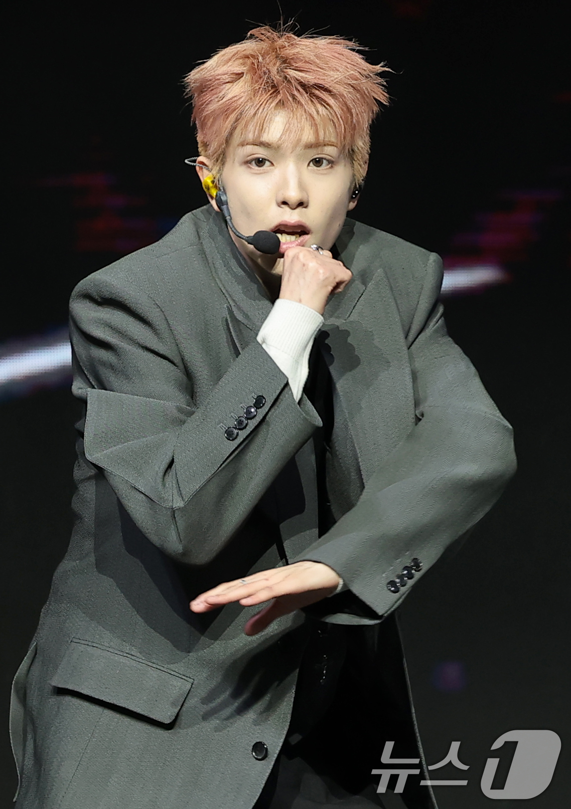 (서울=뉴스1) 권현진 기자 = 그룹 NEXZ(넥스지) 유키가 27일 서울 용산구 한남동 블루스퀘어에서 가진 싱글 2집 'Mmchk(음츠크)' 쇼케이스에서 타이틀곡을 선보이고 있다 …