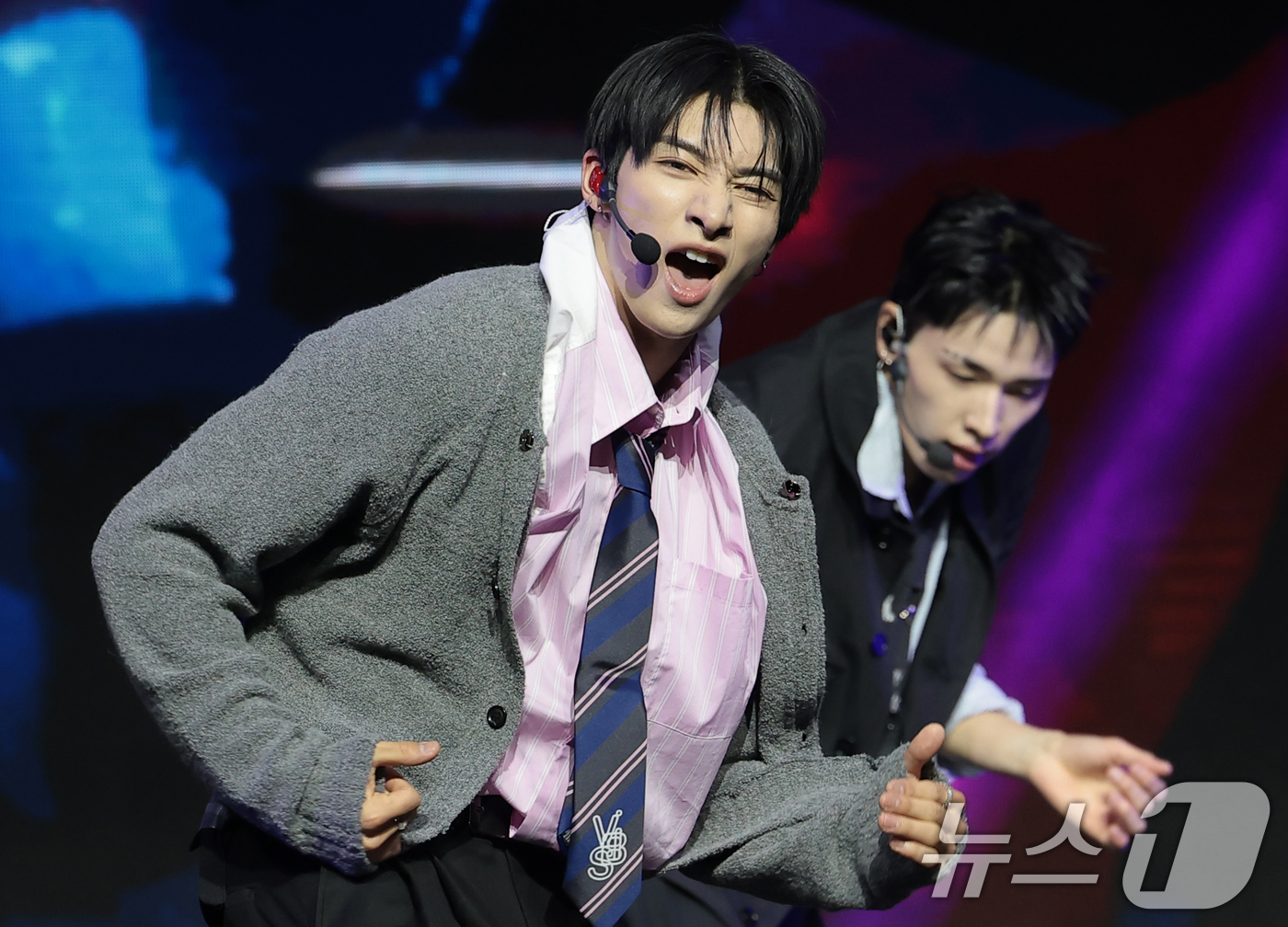 (서울=뉴스1) 권현진 기자 = 그룹 NEXZ(넥스지) 유우가 27일 서울 용산구 한남동 블루스퀘어에서 가진 싱글 2집 'Mmchk(음츠크)' 쇼케이스에서 타이틀곡을 선보이고 있다 …