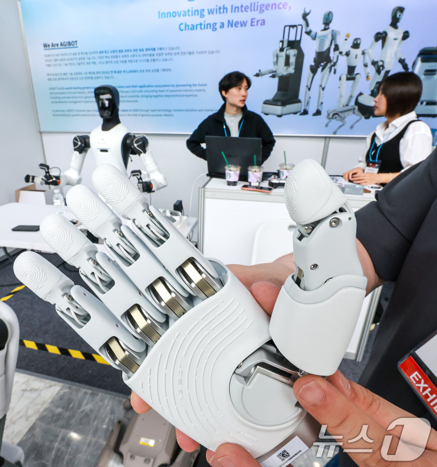 (서울=뉴스1) 이호윤 기자 = 27일 서울 강남구 코엑스 그랜드볼룸에서 열린 '2026 자율제조AI 월드쇼'에서 관계자들이 산업로봇을 소개하고 있다. 2026.4.27/뉴스1