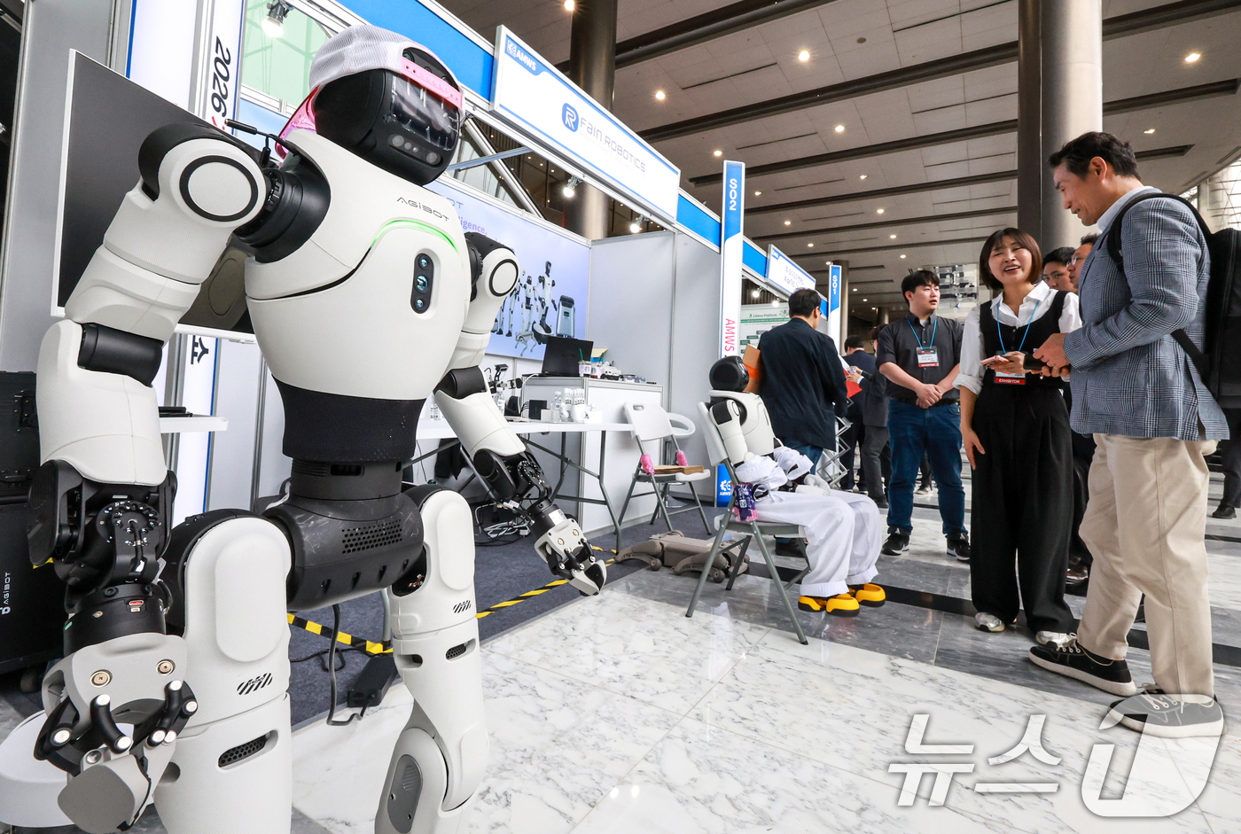 (서울=뉴스1) 이호윤 기자 = 27일 서울 강남구 코엑스 그랜드볼룸에서 열린 '2026 자율제조AI 월드쇼'를 찾은 관람객들이 휴머노이드 산업 로봇을 살펴보고 있다. 2026.4 …