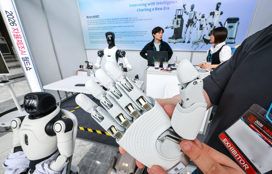 사람 손과 똑같은 모습을 한 산업로봇