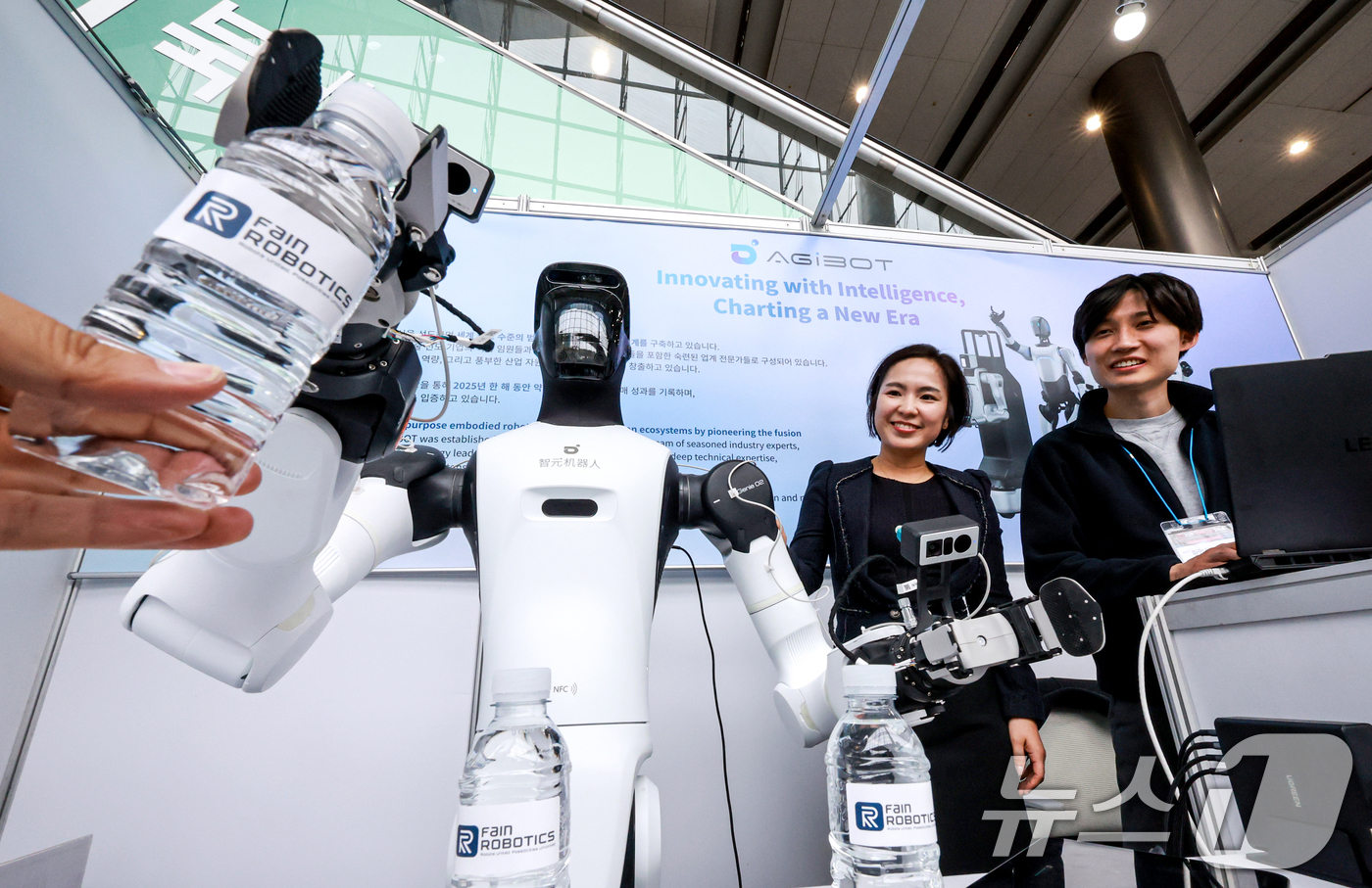 (서울=뉴스1) 이호윤 기자 = 27일 서울 강남구 코엑스 그랜드볼룸에서 열린 '2026 자율제조AI 월드쇼'에서 관계자들이 산업로봇을 소개하고 있다. 2026.4.27/뉴스1