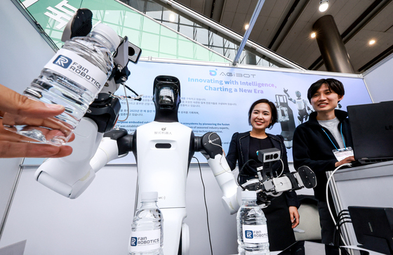 '사람에게 물 건네는 로봇'