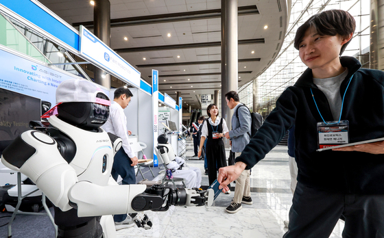 명함 건네는 휴머노이드 로봇