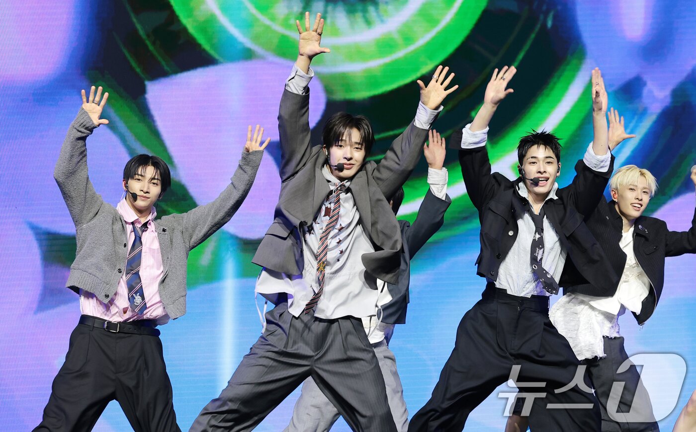 본문 이미지 - 그룹 NEXZ(넥스지)가 27일 서울 용산구 한남동 블루스퀘어에서 가진 싱글 2집 'Mmchk(음츠크)' 쇼케이스에서 수록곡 'HYPEMAN'(하이프맨)을 선보이고 있다. 2026.4.27 ⓒ 뉴스1 권현진 기자