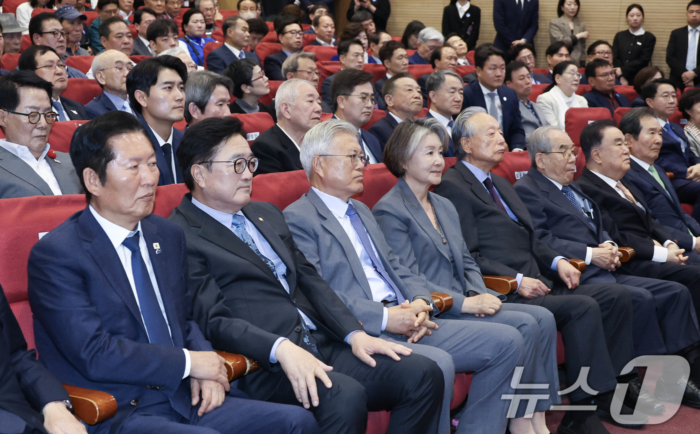 (서울=뉴스1) 김도우 기자 = 문재인 전 대통령 내외와 우원식 국회의장 등 참석자들이 27일 국회 의원회관에서 열린 4.27 판문점선언 8주년 기념식에서 홍익표 대통령비서실 정무 …