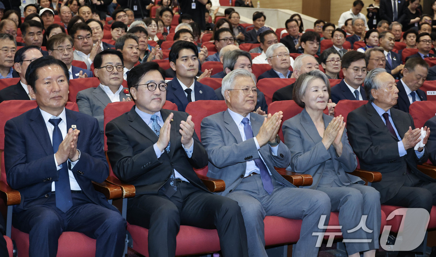 (서울=뉴스1) 김도우 기자 = 문재인 전 대통령 내외와 우원식 국회의장 등 참석자들이 27일 국회 의원회관에서 열린 4.27 판문점선언 8주년 기념식에서 손뼉얼 치고 있다. (공 …