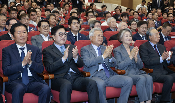 4.27 판문점선언 8주년 기념식, 손뼉치는 참석자들