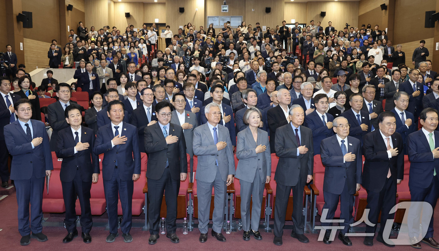 (서울=뉴스1) 김도우 기자 = 문재인 전 대통령 내외와 우원식 국회의장 등 참석자들이 27일 국회 의원회관에서 열린 4.27 판문점선언 8주년 기념식에서 국민의례를 하고 있다. …