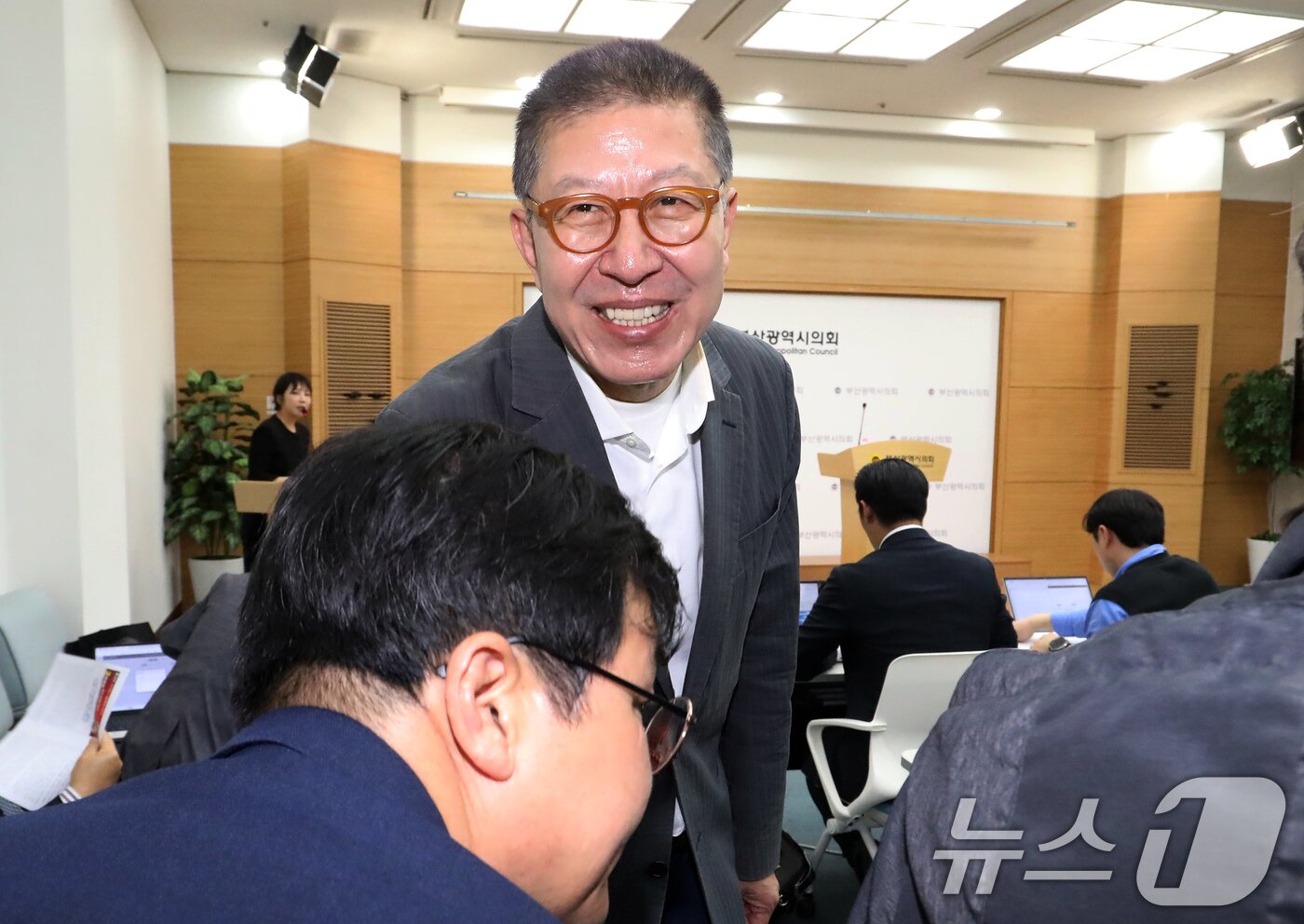 본문 이미지 - 박형준 국민의힘 부산시장 후보가 27일 오후 부산 연제구 부산시의회 브리핑룸에서 열린 6·3 지방선거 부산시장 출마 선언 기자회견에서 참석자들과 인사하고 있다. 2026.4.27 ⓒ 뉴스1 윤일지 기자