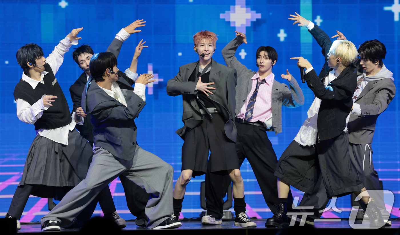 (서울=뉴스1) 권현진 기자 = 그룹 NEXZ(넥스지)가 27일 서울 용산구 한남동 블루스퀘어에서 가진 싱글 2집 'Mmchk(음츠크)' 쇼케이스에서 수록곡 'HYPEMAN'(하이 …