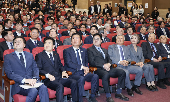 영상 시청하는 문재인 전 대통령