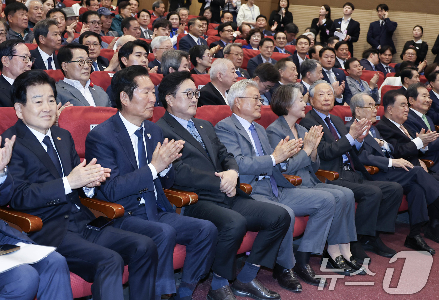 (서울=뉴스1) 김도우 기자 = 문재인 전 대통령 내외와 우원식 국회의장 등 참석자들이 27일 국회 의원회관에서 열린 4.27 판문점선언 8주년 기념식에서 손뼉을 치고 있다. (공 …