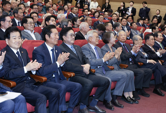 4.27 판문점선언 8주년 기념식, 손뼉치는 참석자들