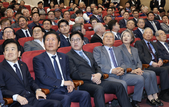 영상 시청하는 문재인 전 대통령