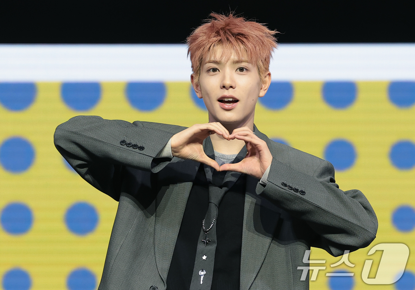 (서울=뉴스1) 권현진 기자 = 그룹 NEXZ(넥스지) 유키가 27일 서울 용산구 한남동 블루스퀘어에서 가진 싱글 2집 'Mmchk(음츠크)' 쇼케이스에서 포즈를 취하고 있다. …