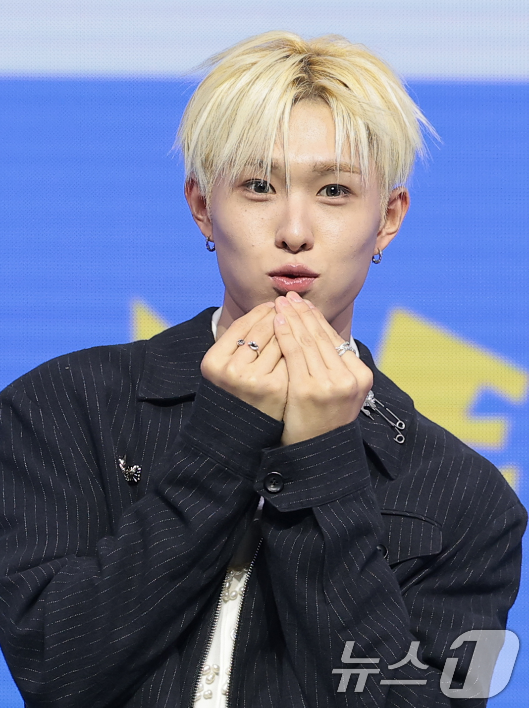 (서울=뉴스1) 권현진 기자 = 그룹 NEXZ(넥스지) 휴이가 27일 서울 용산구 한남동 블루스퀘어에서 가진 싱글 2집 'Mmchk(음츠크)' 쇼케이스에서 포즈를 취하고 있다. …