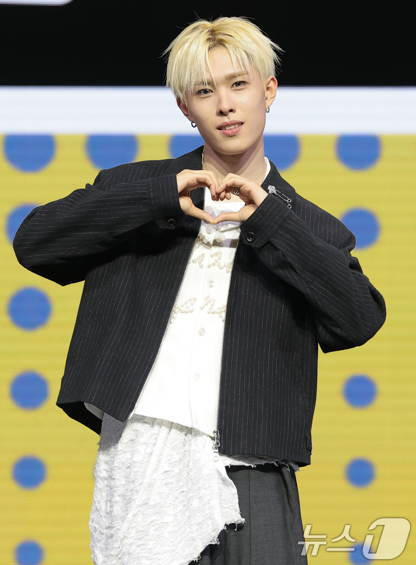 (서울=뉴스1) 권현진 기자 = 그룹 NEXZ(넥스지) 휴이가 27일 서울 용산구 한남동 블루스퀘어에서 가진 싱글 2집 'Mmchk(음츠크)' 쇼케이스에서 포즈를 취하고 있다. 2 …