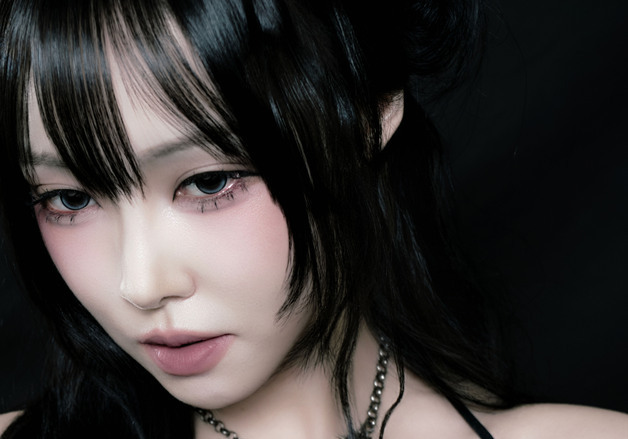 유주, 화려해진 비주얼…'첫사랑은 저주다' 포토 공개