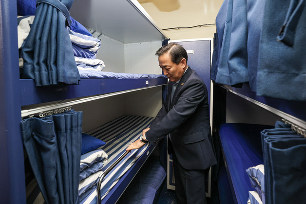 국방차관, 해군 을지문덕함 방문…"함정 생활 환경 획기적 개선하겠다"
