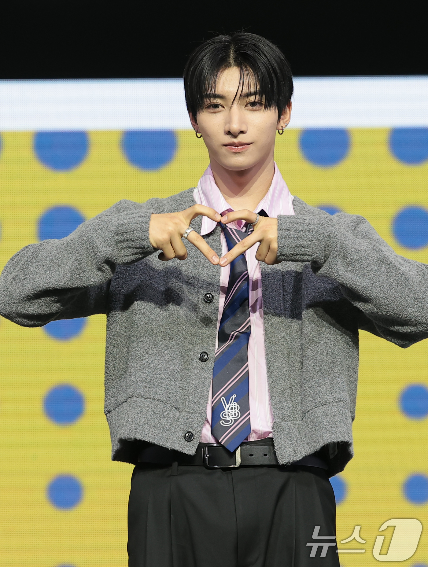 (서울=뉴스1) 권현진 기자 = 그룹 NEXZ(넥스지) 유우가 27일 서울 용산구 한남동 블루스퀘어에서 가진 싱글 2집 'Mmchk(음츠크)' 쇼케이스에서 포즈를 취하고 있다. 2 …