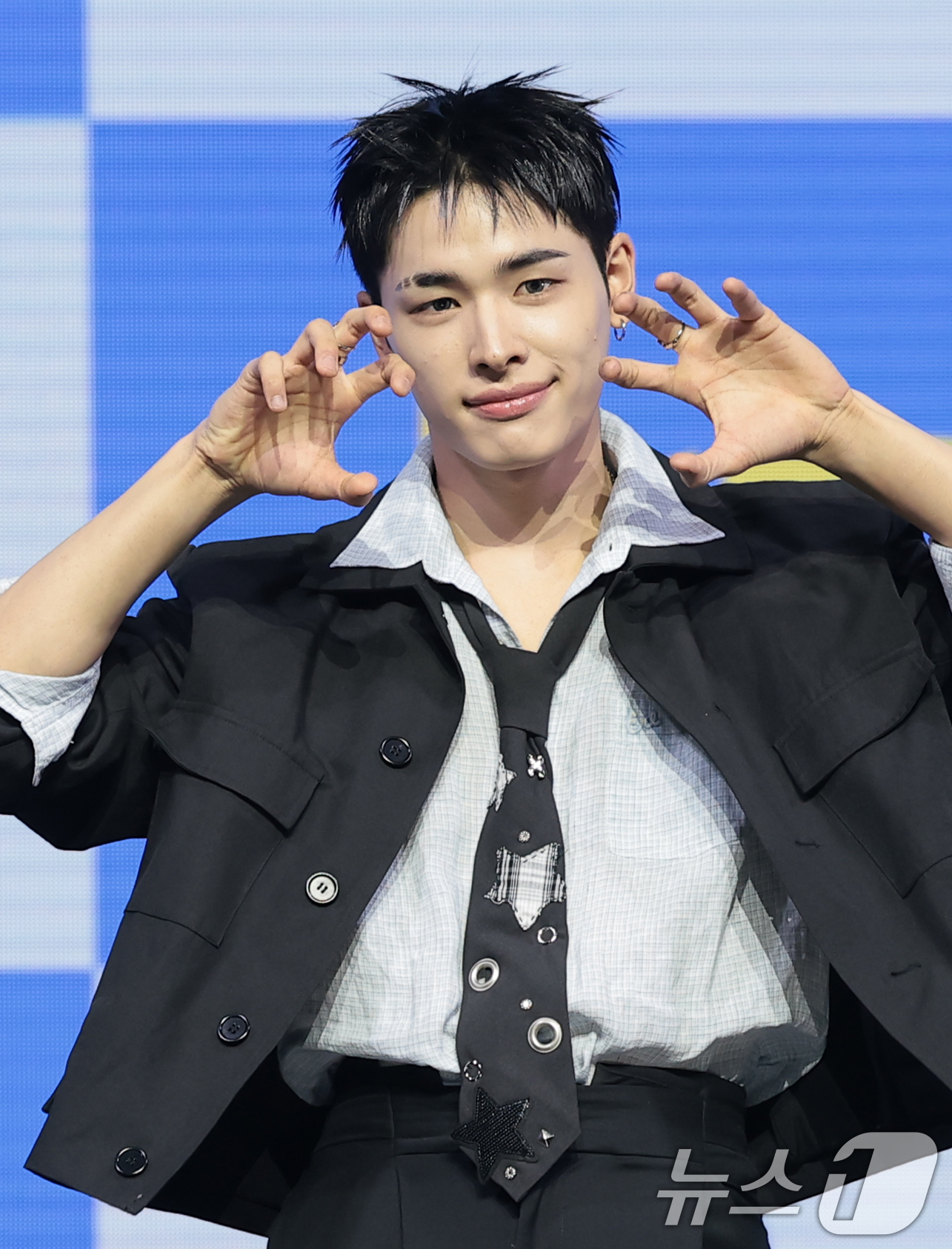 (서울=뉴스1) 권현진 기자 = 그룹 NEXZ(넥스지) 하루가 27일 서울 용산구 한남동 블루스퀘어에서 가진 싱글 2집 'Mmchk(음츠크)' 쇼케이스에서 포즈를 취하고 있다. 2 …