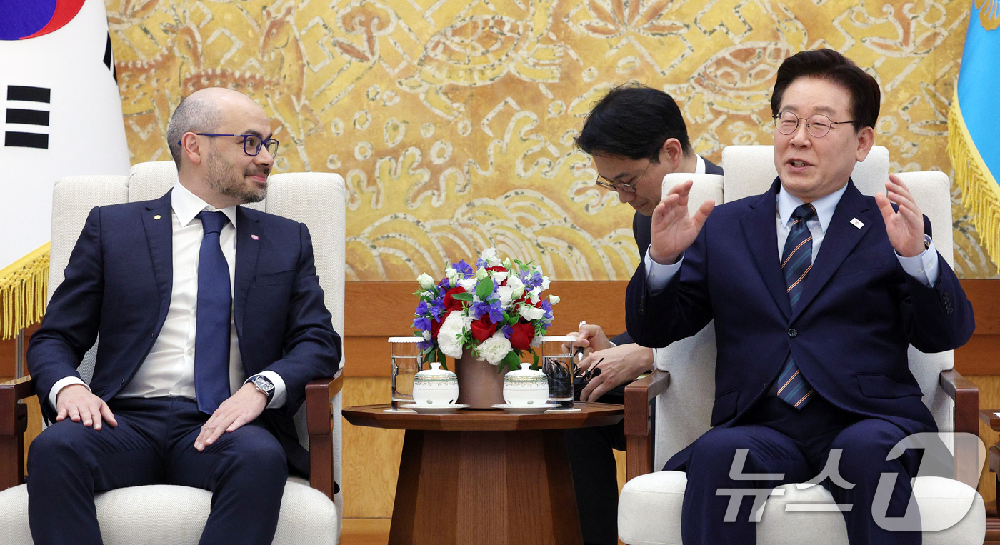 (서울=뉴스1) 허경 기자 = 이재명 대통령이 27일 청와대에서 데미스 하사비스 구글 딥마인드 공동창업자 겸 대표와 대화하고 있다. (청와대통신사진기자단) 2026.4.27/뉴스1 …