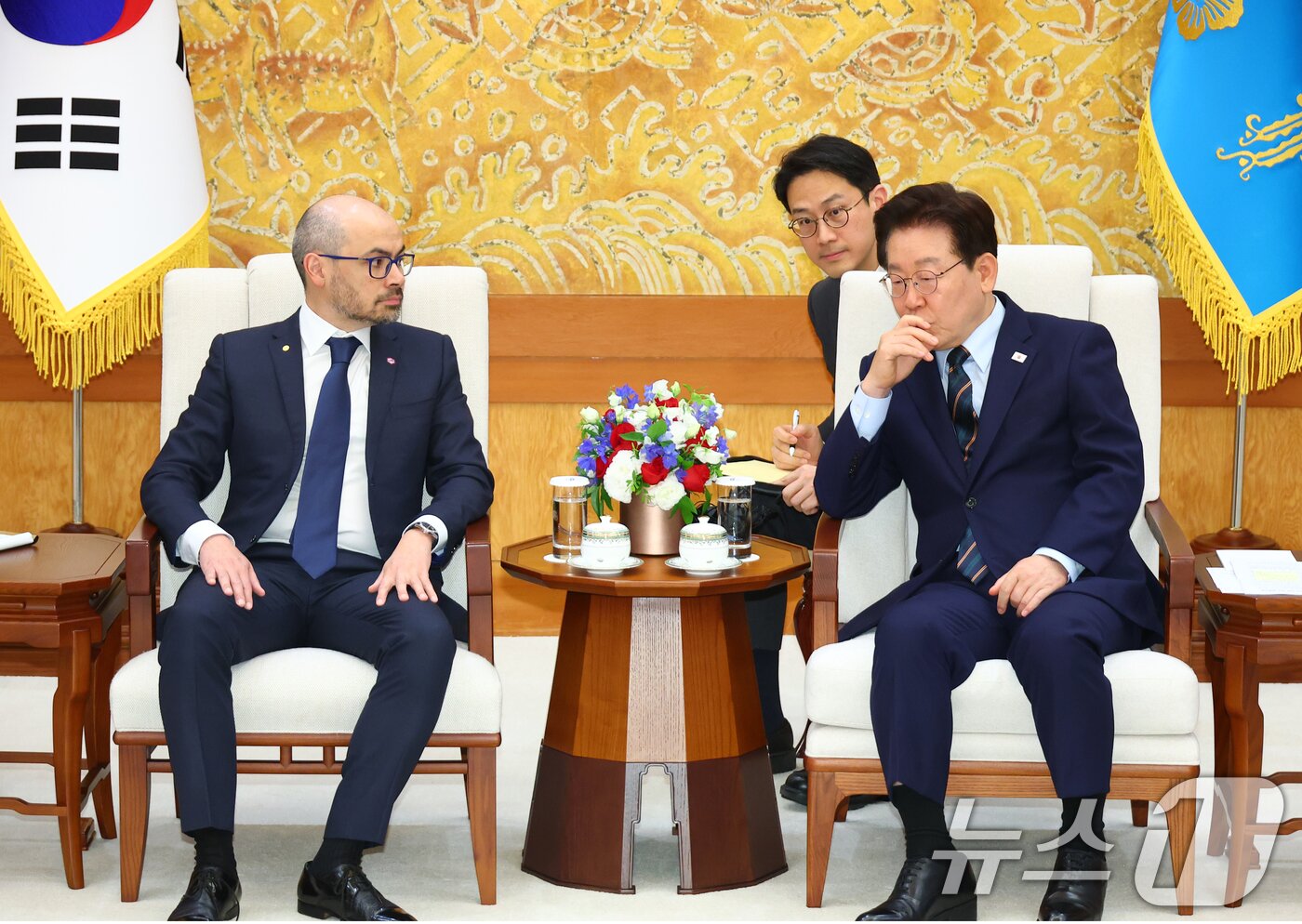 본문 이미지 - 이재명 대통령이 27일 청와대에서 데미스 하사비스 구글 딥마인드 공동창업자 겸 대표와 대화하고 있다. (청와대통신사진기자단) 2026.4.27 ⓒ 뉴스1 허경 기자