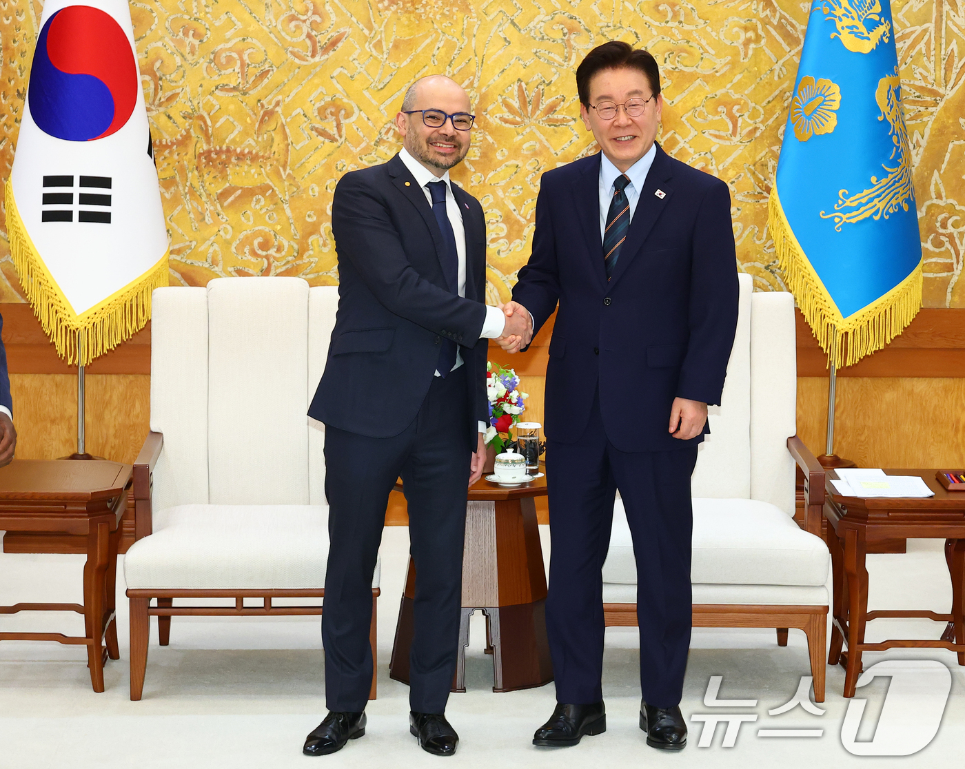 (서울=뉴스1) 허경 기자 = 이재명 대통령이 27일 청와대에서 데미스 하사비스 구글 딥마인드 공동창업자 겸 대표와 대화하고 있다. (청와대통신사진기자단) 2026.4.27/뉴스1 …