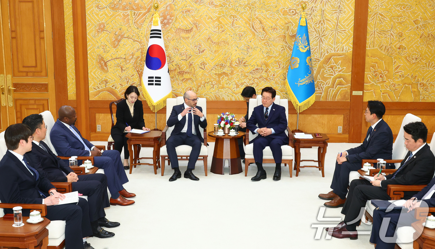 (서울=뉴스1) 허경 기자 = 이재명 대통령이 27일 청와대에서 데미스 하사비스 구글 딥마인드 공동창업자 겸 대표와 대화하고 있다. (청와대통신사진기자단) 2026.4.27/뉴스1 …