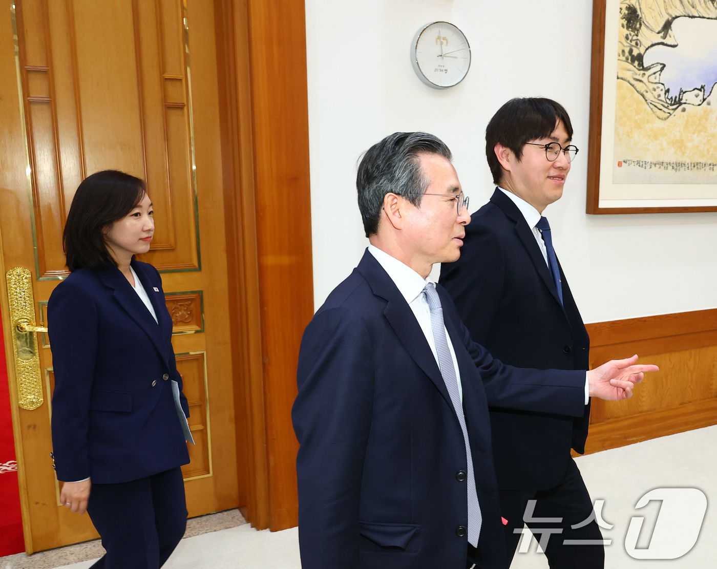 (서울=뉴스1) 허경 기자 = 김용범 정책실장, 하정우 AI 미래기획 수석, 전은수 대변인이 27일 청와대에서 이재명 대통령의 데미스 하사비스 구글 딥마인드 공동창업자 겸 대표 접 …