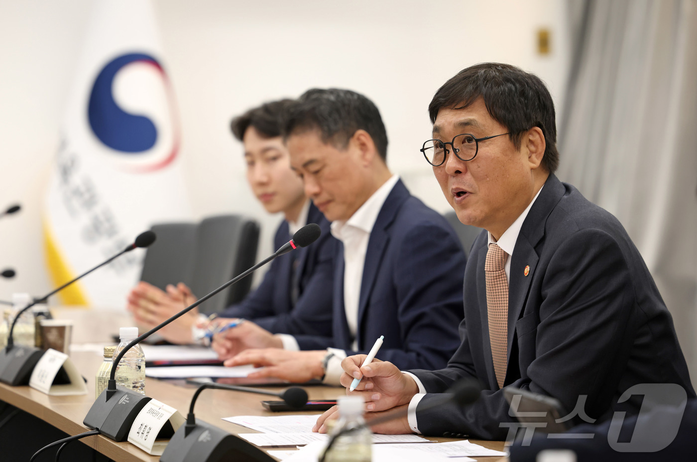 (서울=뉴스1) = 최휘영 문화체육관광부 장관이 27일 오후 서울 종로구 국립현대미술관 서울관에서 열린 문화예술정책자문위원회 뮤지컬 분과 제2차 회의에서 관련 분야 전문가들과 정책 …