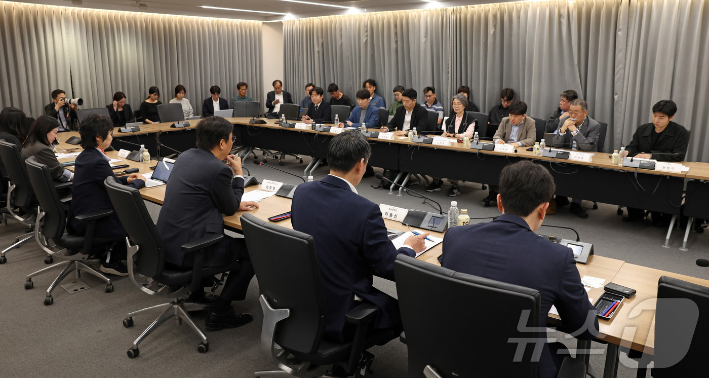 (서울=뉴스1) = 최휘영 문화체육관광부 장관이 27일 오후 서울 종로구 국립현대미술관 서울관에서 열린 문화예술정책자문위원회 뮤지컬 분과 제2차 회의에서 관련 분야 전문가들과 정책 …