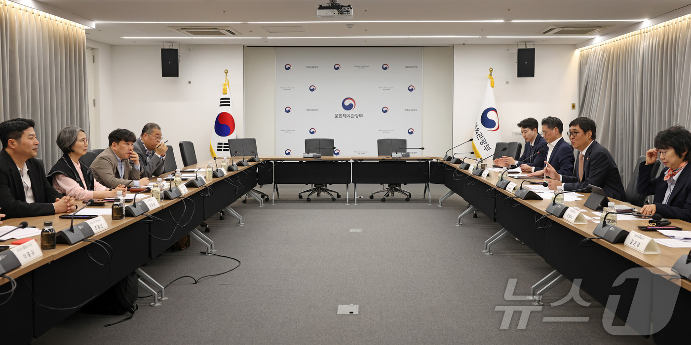 (서울=뉴스1) = 최휘영 문화체육관광부 장관이 27일 오후 서울 종로구 국립현대미술관 서울관에서 열린 문화예술정책자문위원회 뮤지컬 분과 제2차 회의에서 관련 분야 전문가들과 정책 …