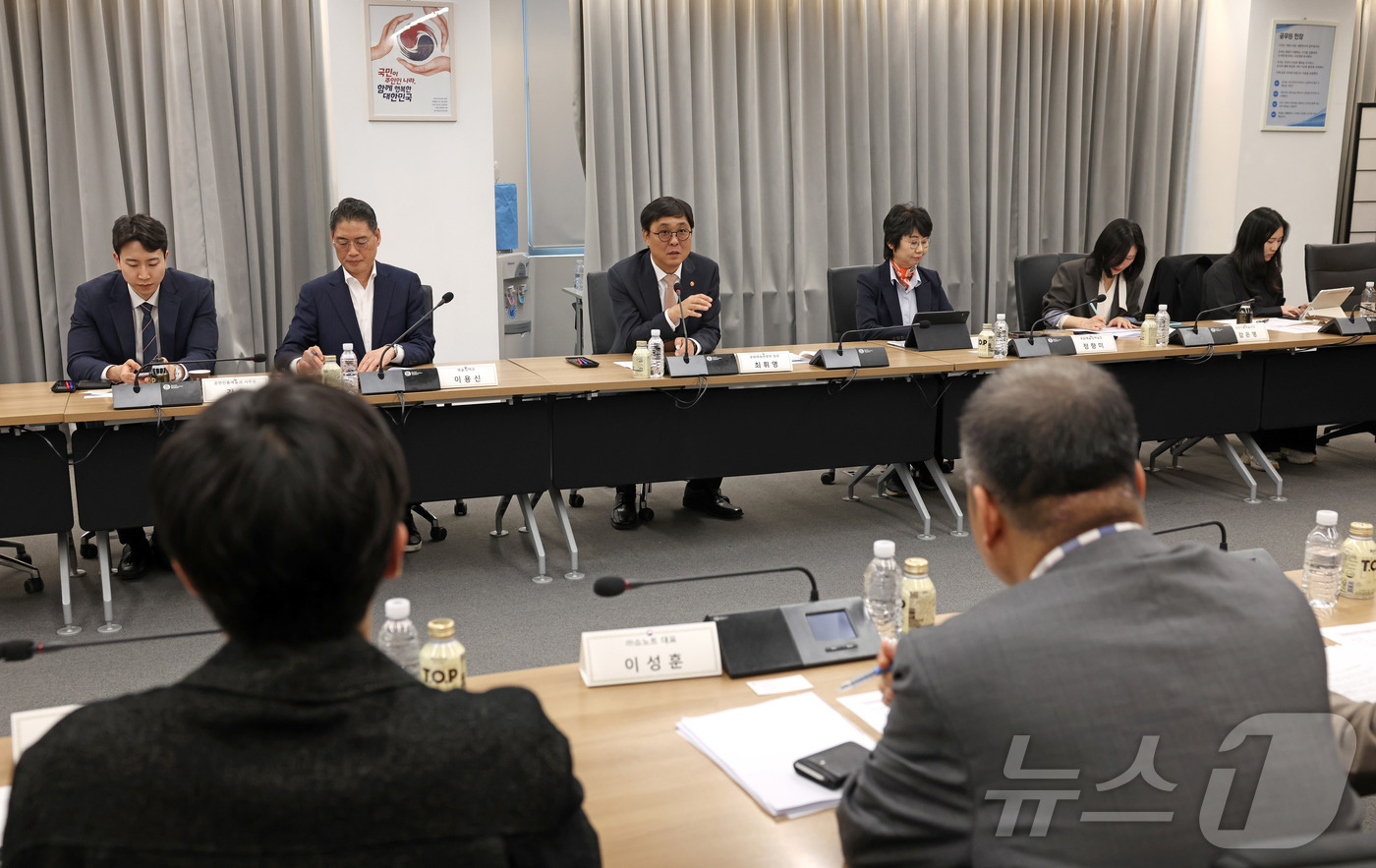 (서울=뉴스1) = 최휘영 문화체육관광부 장관이 27일 오후 서울 종로구 국립현대미술관 서울관에서 열린 문화예술정책자문위원회 뮤지컬 분과 제2차 회의에서 관련 분야 전문가들과 정책 …