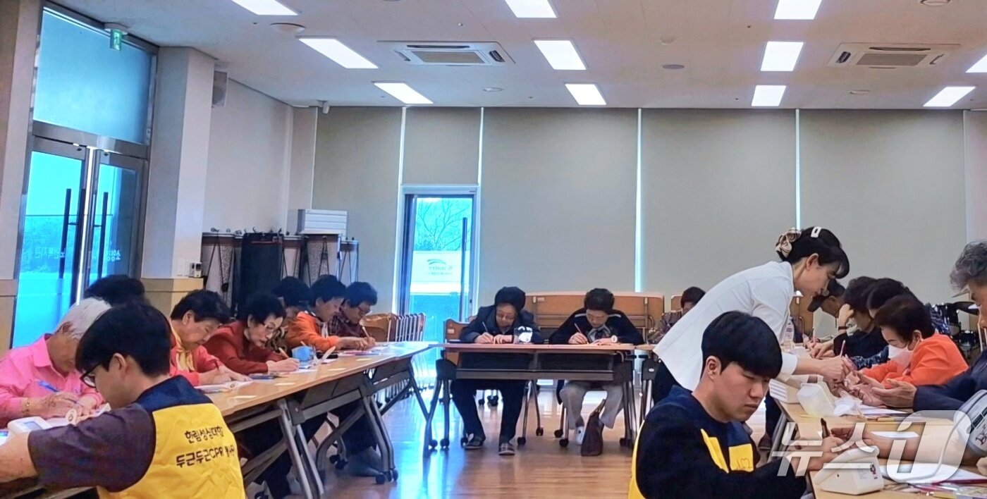 본문 이미지 - 한림성심대학교 '두근두근 CPR봉사단', 건강돌봄 봉사활동.(한림성심대학교 BLS교육센터 제공. 재판매 및 DB금지)/뉴스1