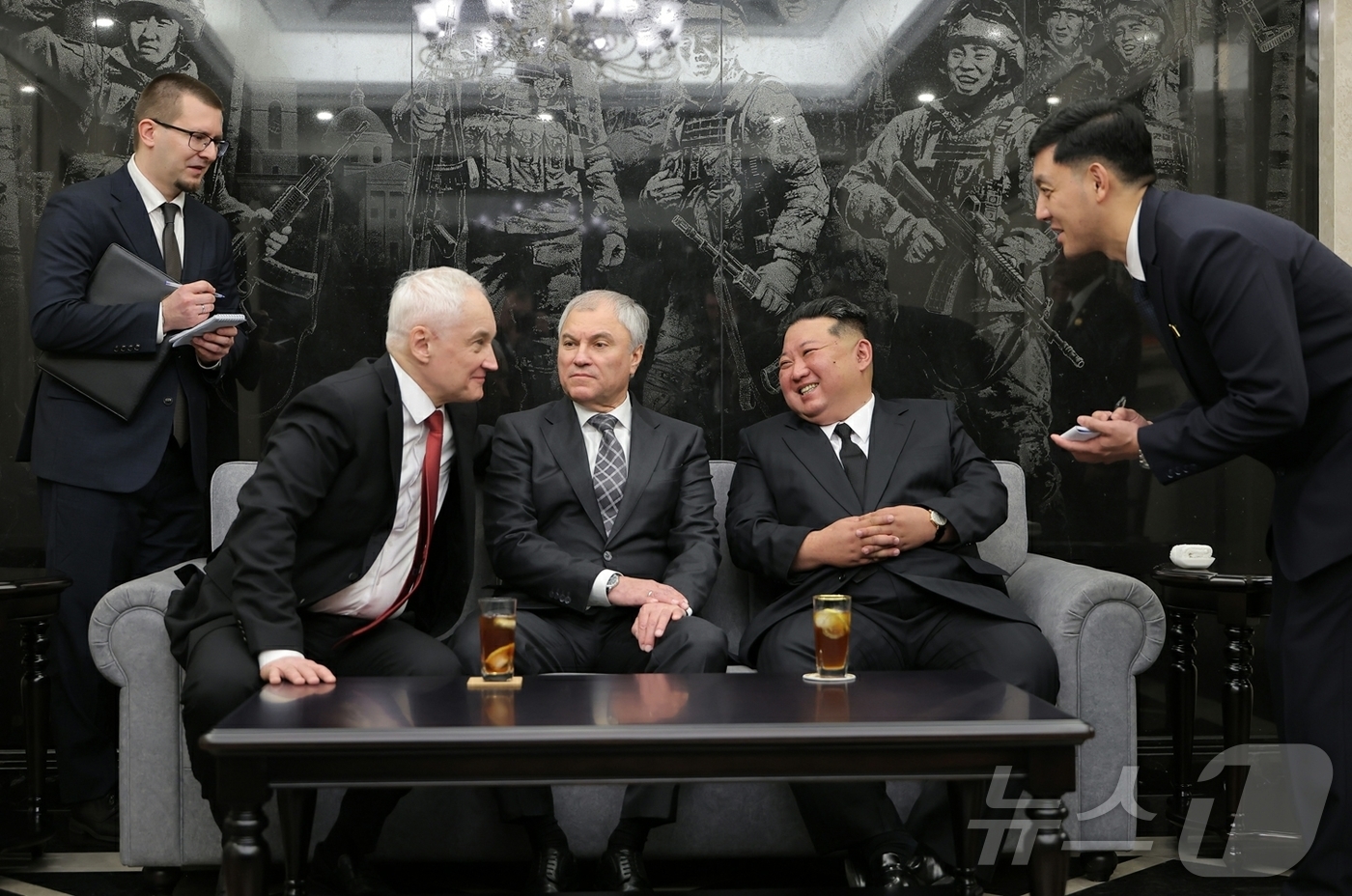 (평양 노동신문=뉴스1) = 북한 노동당 기관지 노동신문은 27일 김정은 노동당 총비서가 26일 평양 해외군사작전 전투위훈기념관을 방문해 "품고 싸운 그 흙에 생은 묻히더라도, 지 …