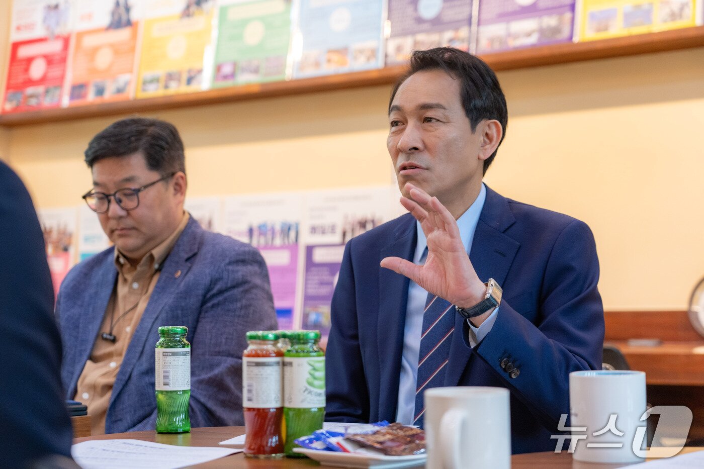 본문 이미지 - 우상호 더불어민주당 강원특별자치도지사 예비후보는 27일 춘천시청소년수련관에서 강원청소년수련시설협회 관계자들과 간담회를 갖고 시설 지원 확대를 위한 정책 협약을 논의했다.(우상호 예비후보 측 제공. 재판매 및 DB금지)/뉴스1