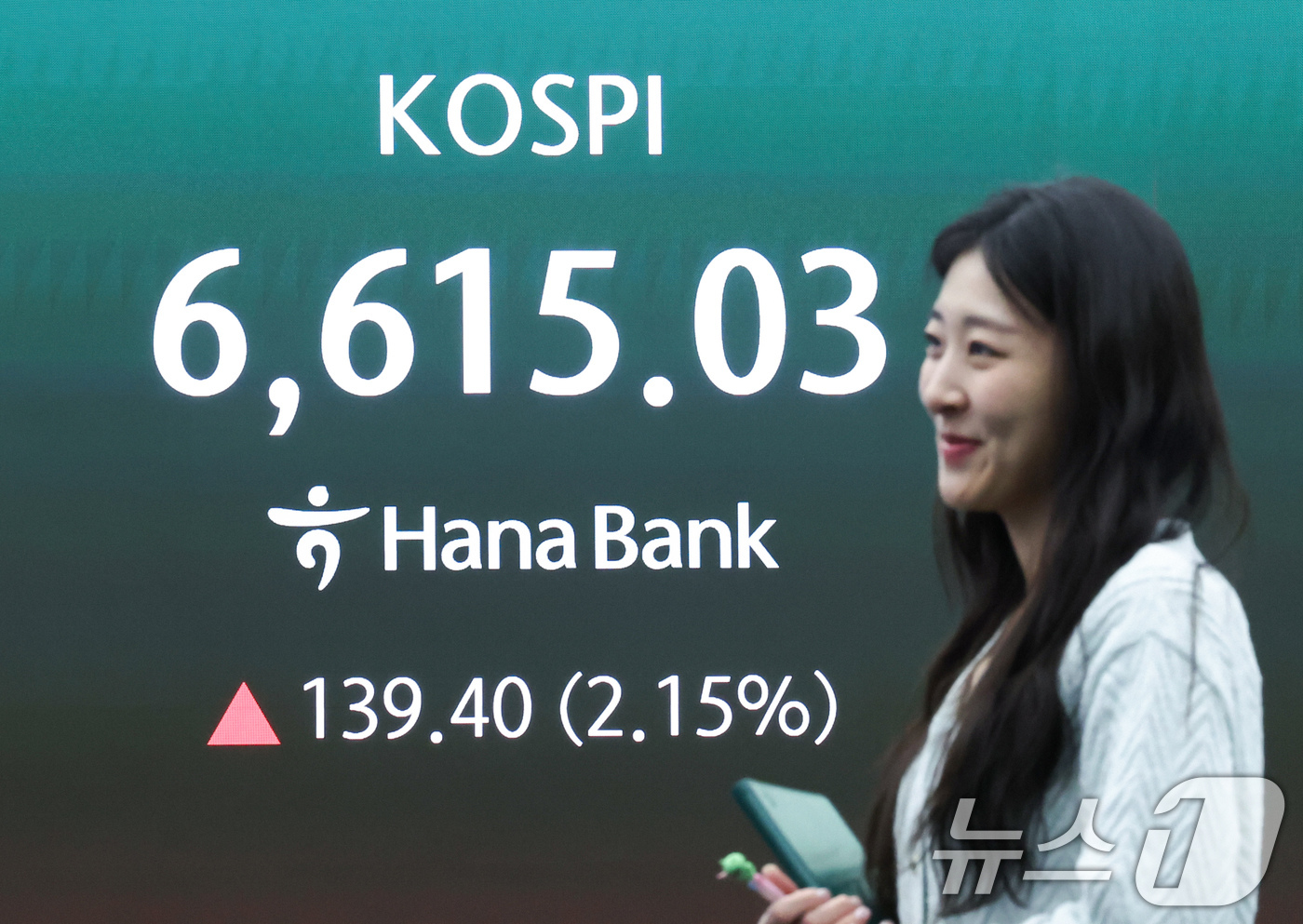 (서울=뉴스1) 임지훈 인턴기자 = 코스피가 종가 기준 사상 최고치를 경신한 27일 오후 서울 중구 하나은행 딜링룸 전광판에 코스피 종가가 표시되고 있다. 이날 코스피는 전 거래일 …