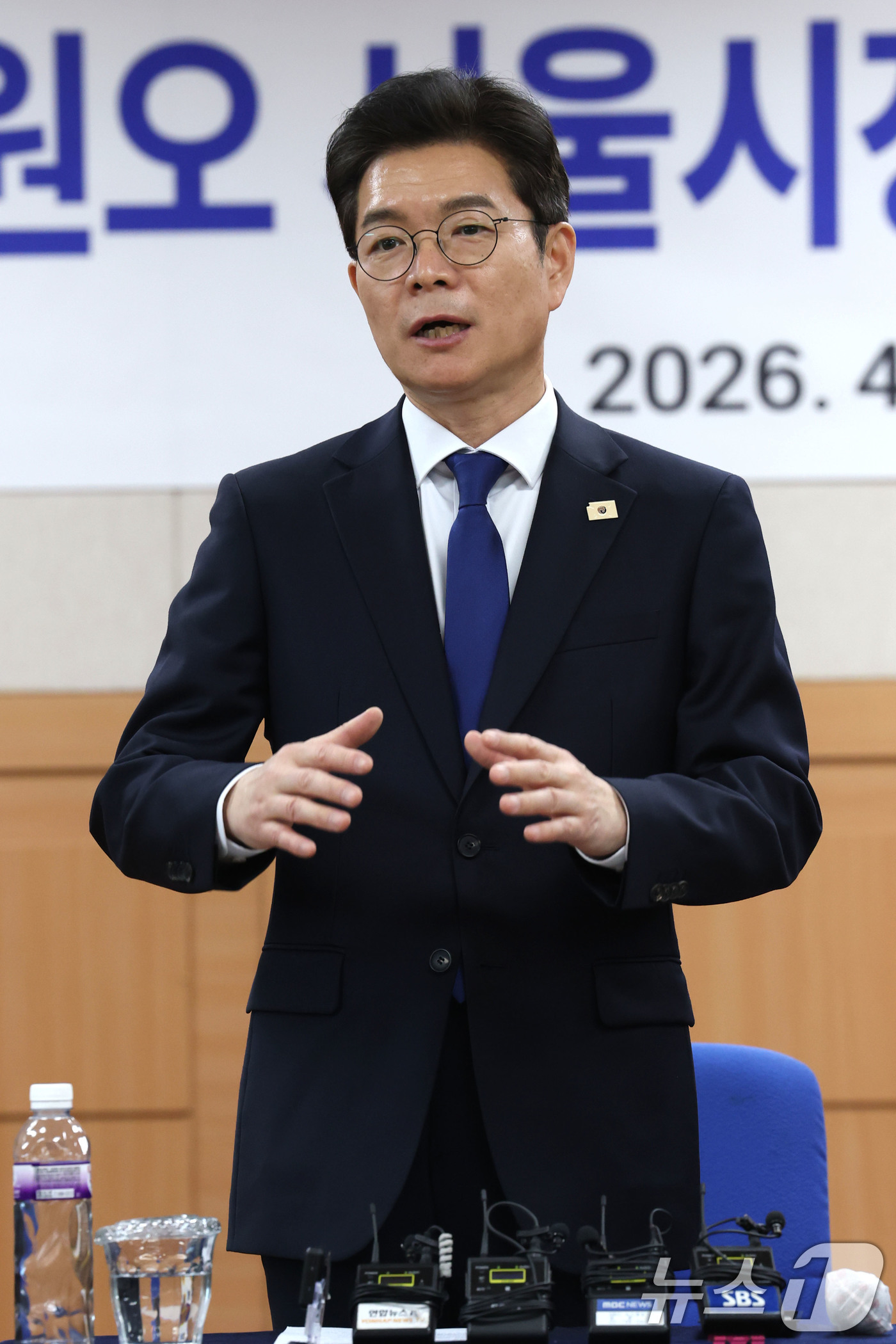 (서울=뉴스1) 이광호 기자 = 정원오 더불어민주당 서울시장 후보가 27일 오후 서울 용산구 대한노인회 서울시연합회에서 가진 간담회에서 인사말을 하고 있다.  2026.4.27/뉴 …