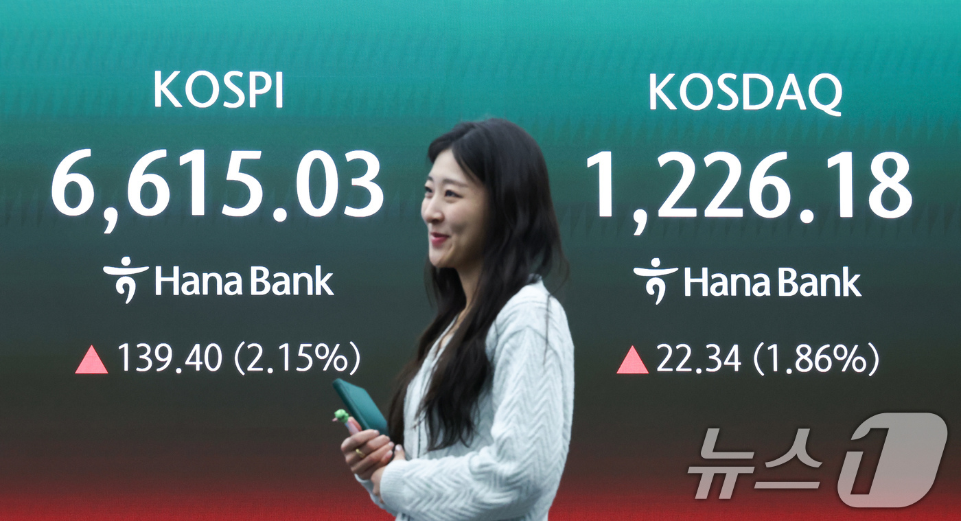 (서울=뉴스1) 임지훈 인턴기자 = 코스피가 종가 기준 사상 최고치를 경신한 27일 오후 서울 중구 하나은행 딜링룸 전광판에 코스피, 코스닥 종가가 표시되고 있다.이날 코스피는 전 …