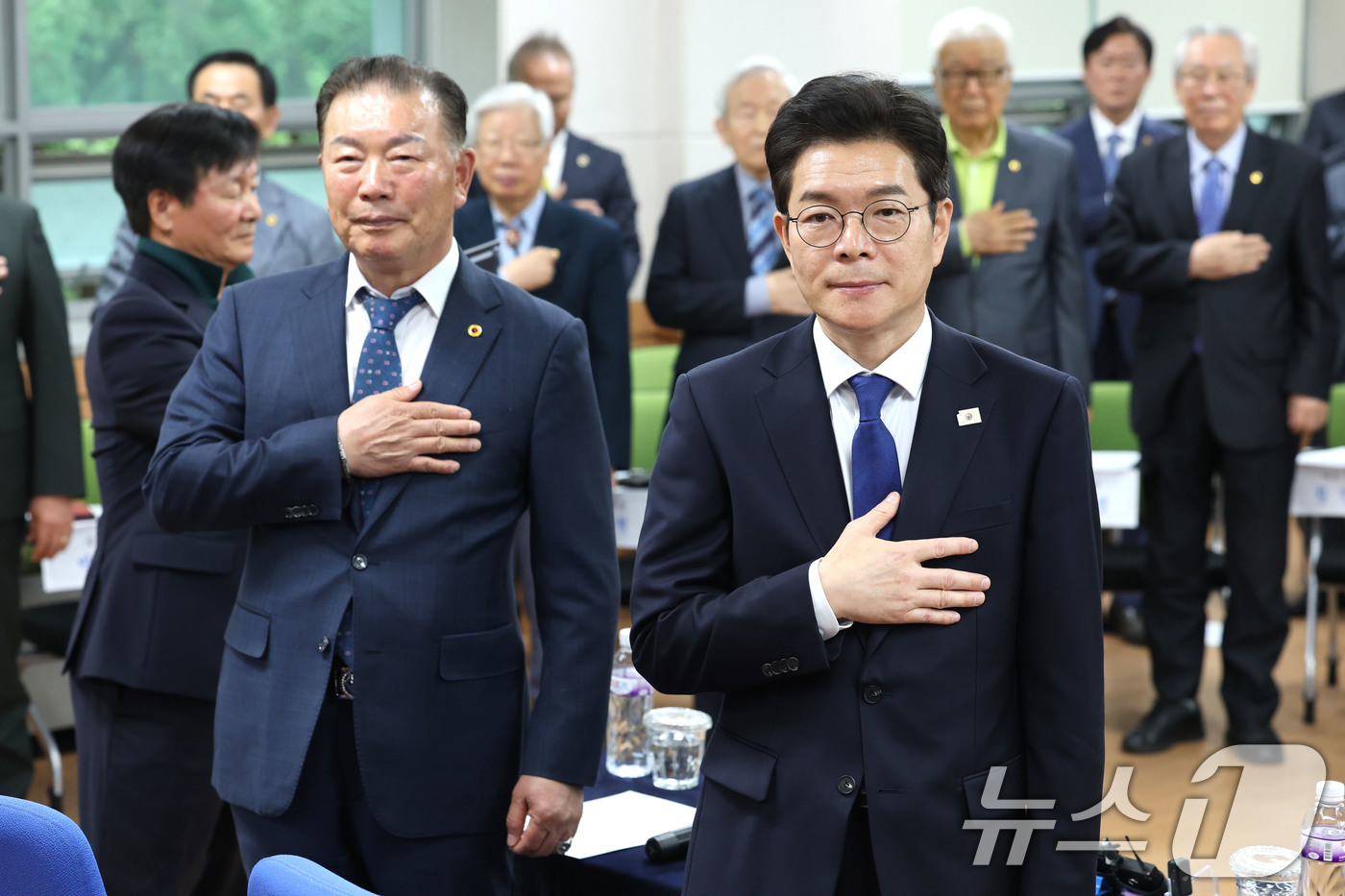 (서울=뉴스1) 이광호 기자 = 정원오 더불어민주당 서울시장 후보가 27일 오후 서울 용산구 대한노인회 서울시연합회에서 가진 간담회에 앞서 고광선 회장 등 참석자들과 국민의례를 하 …