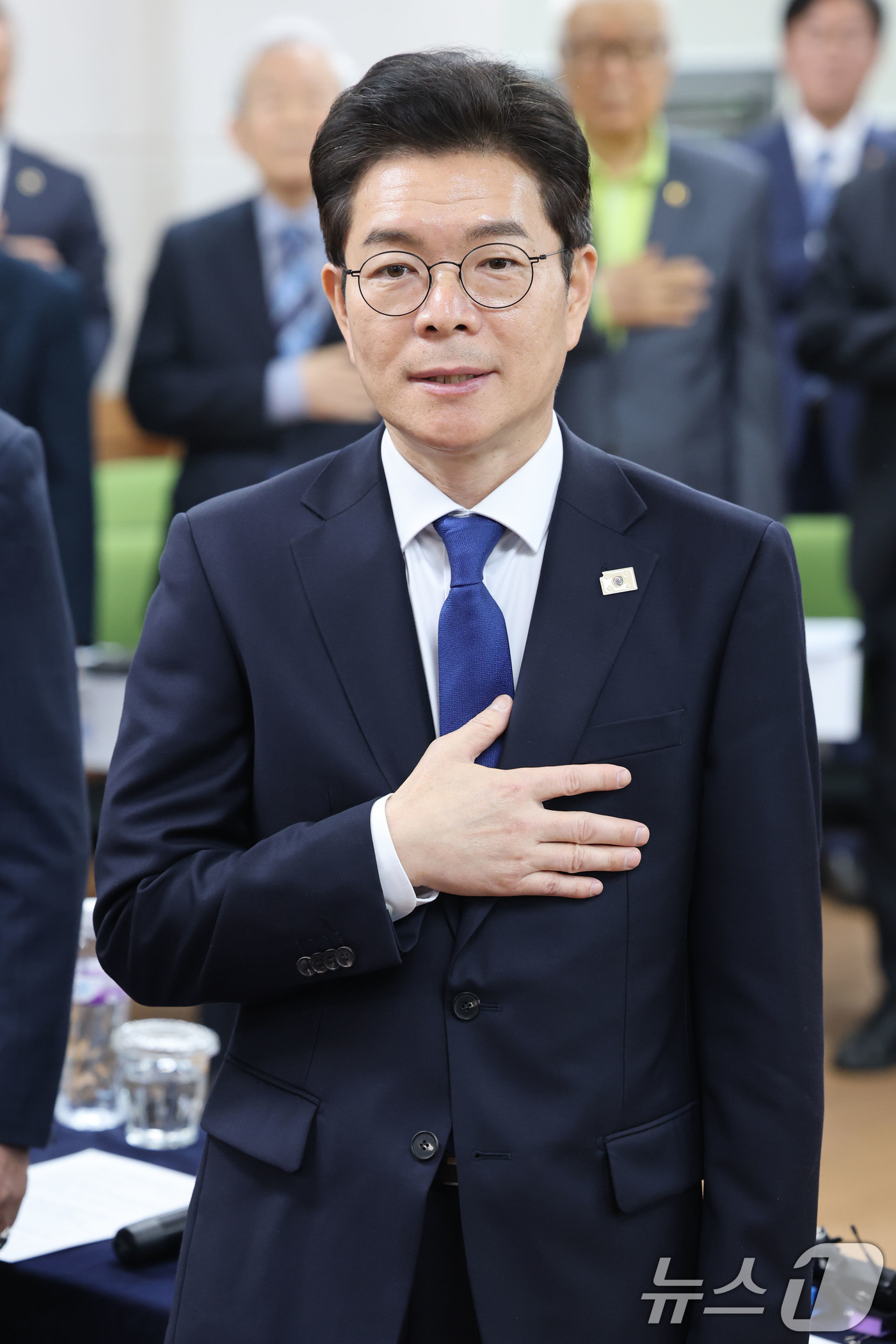 (서울=뉴스1) 이광호 기자 = 정원오 더불어민주당 서울시장 후보가 27일 오후 서울 용산구 대한노인회 서울시연합회에서 가진 간담회에 앞서 참석자들과 국민의례를 하고 있다.  20 …