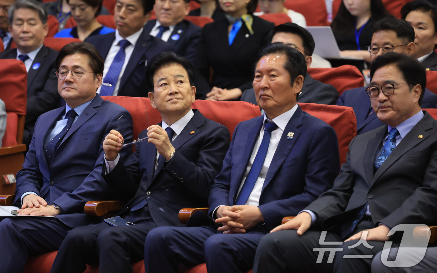 (서울=뉴스1) 유승관 기자 = 우원식 국회의장(오른쪽부터)과 정청래 더불어민주당 대표, 정동영 통일부 장관, 홍익표 청와대 정무수석이 27일 서울 여의도 국회 의원회관에서 열린 …