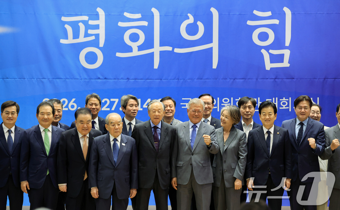 (서울=뉴스1) 유승관 기자 = 문재인 전 대통령과 부인 김정숙 여사 및 참석자들이 27일 서울 여의도 국회 의원회관에서 열린 4.27 판문점 선언 8주년 기념식에서 기념 촬영을 …