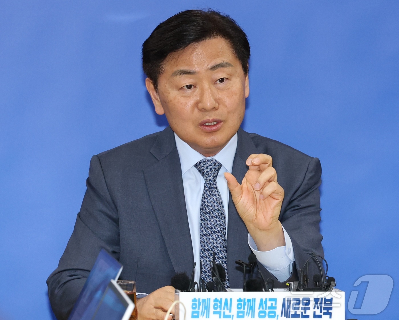 (전주=뉴스1) 유경석 기자 = 김관영 전북특별자치도지사가 27일 전북 전주시 전북특별자치도청 기자실에서 2차 종합특검 관련 질의에 답변을 하고 있다. 2026.4.27/뉴스1