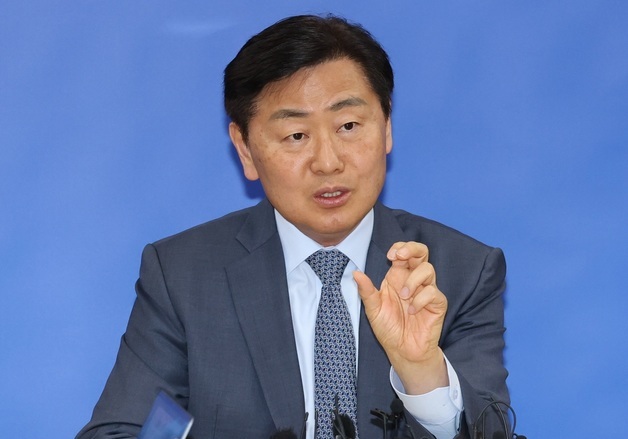 [속보] 김관영 전북지사 "무소속 출마 여부, 다음 주까지 입장 밝히겠다"