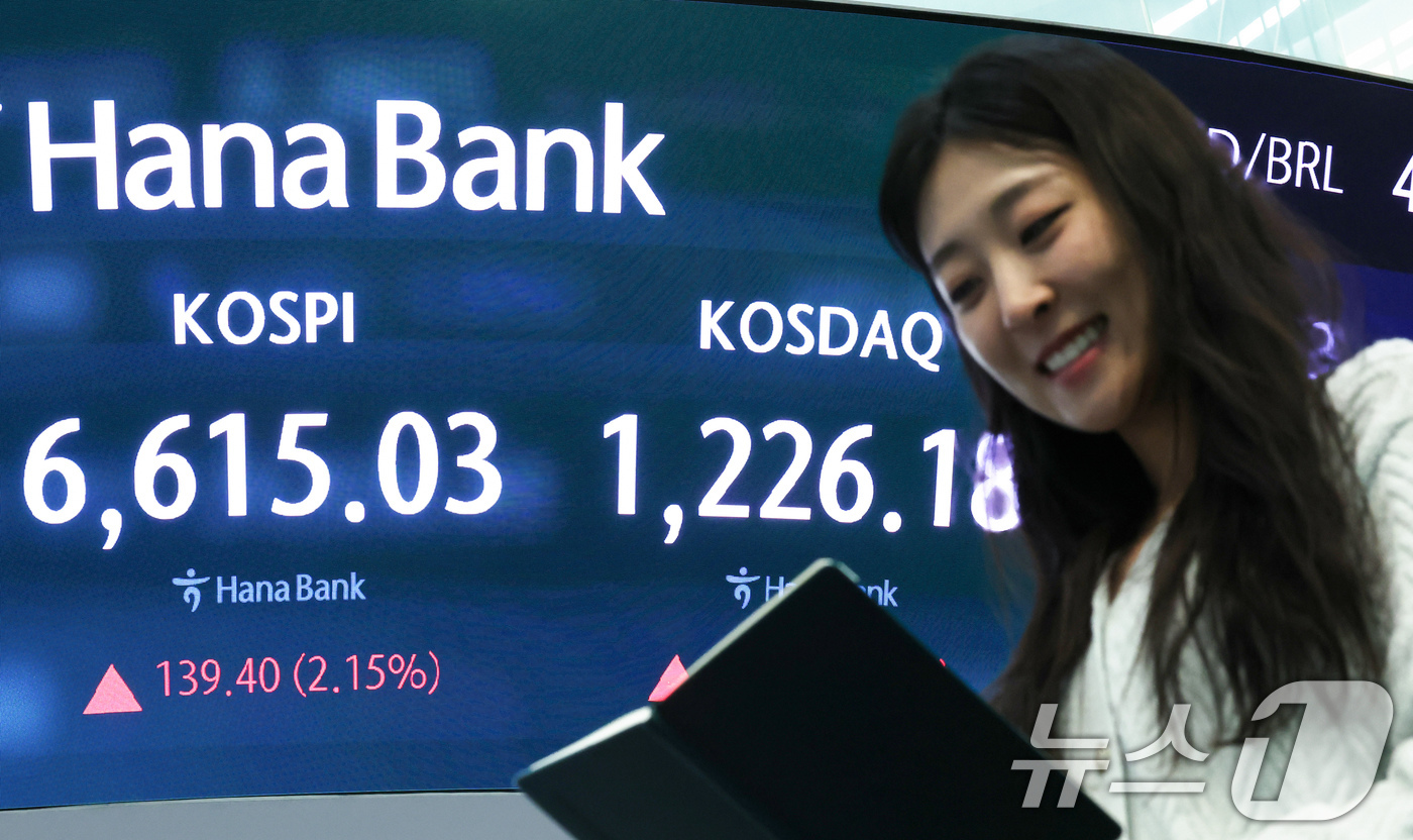 (서울=뉴스1) 임지훈 인턴기자 = 코스피가 종가 기준 사상 최고치를 경신한 27일 오후 서울 중구 하나은행 딜링룸 전광판에 코스피, 코스닥 종가가 표시되고 있다.코스피는 전 거래 …