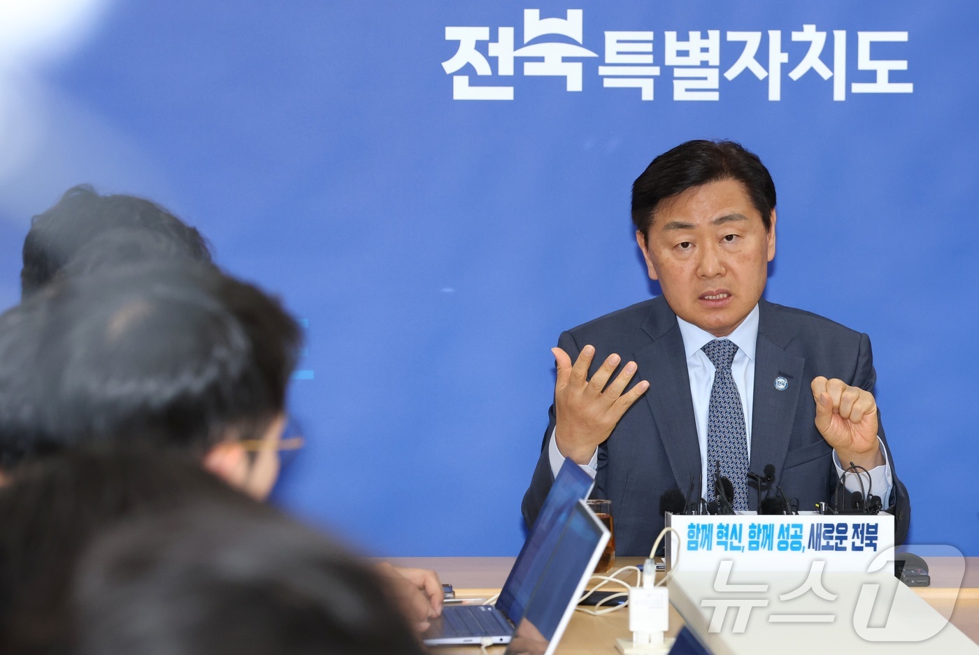 (전주=뉴스1) 유경석 기자 = 김관영 전북특별자치도지사가 27일 전북 전주시 전북특별자치도청 기자실에서 2차 종합특검 관련 질의에 답변을 하고 있다. 2026.4.27/뉴스1